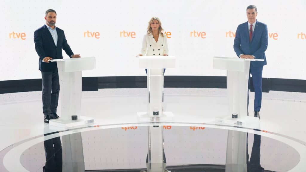De izquierda a derecha: Santiago Abascal, Yolanda Díaz y Pedro Sánchez en el debate a tres de RTVE.