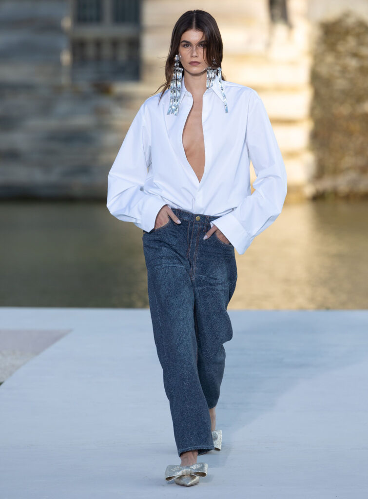 Valentino propone mezclar blusas blancas oversize con vaqueros y calzado plano