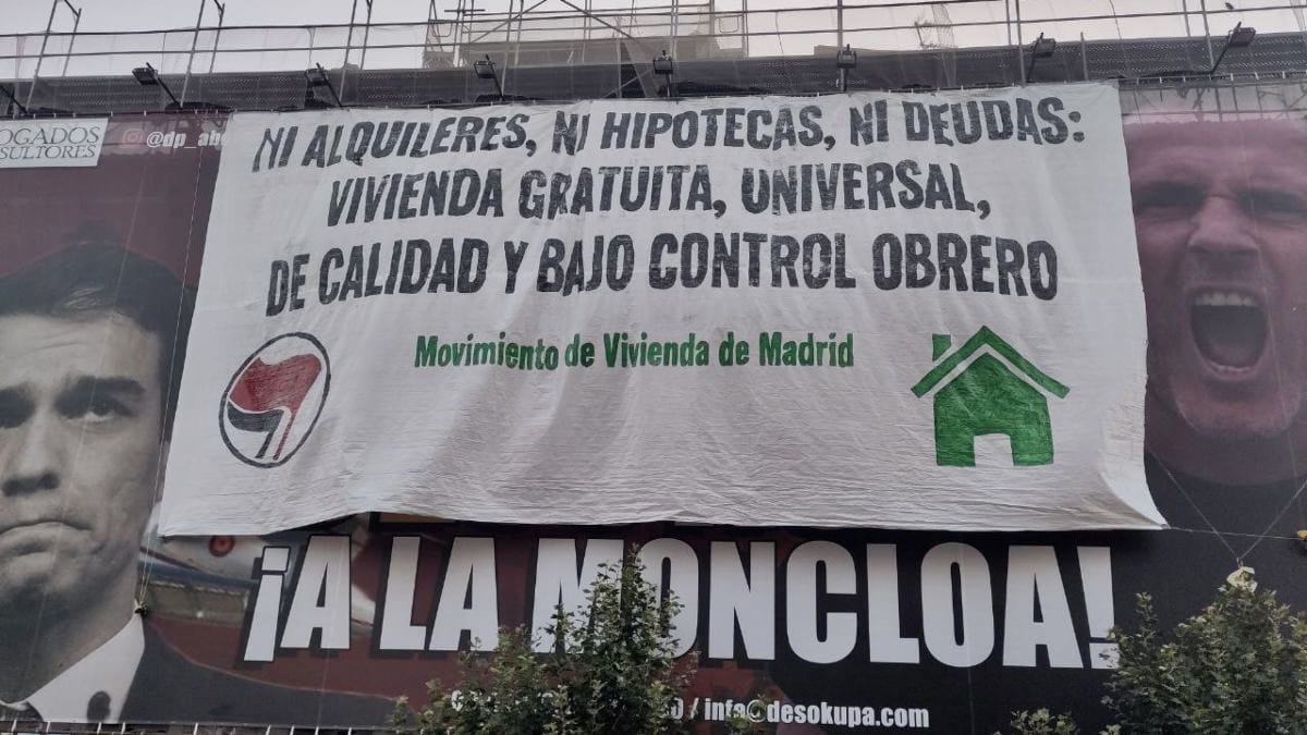 Activistas antidesahucio boicotean la lona de Desokupa en la calle de Atocha de Madrid