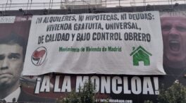 Activistas antidesahucio boicotean la lona de Desokupa en la calle de Atocha de Madrid