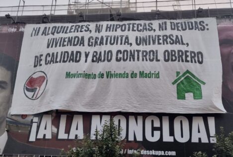 Activistas antidesahucio boicotean la lona de Desokupa en la calle de Atocha de Madrid