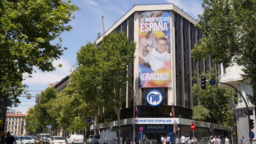 El PP cambia la lona de la fachada de Génova tras las elecciones: «¡Gracias!»