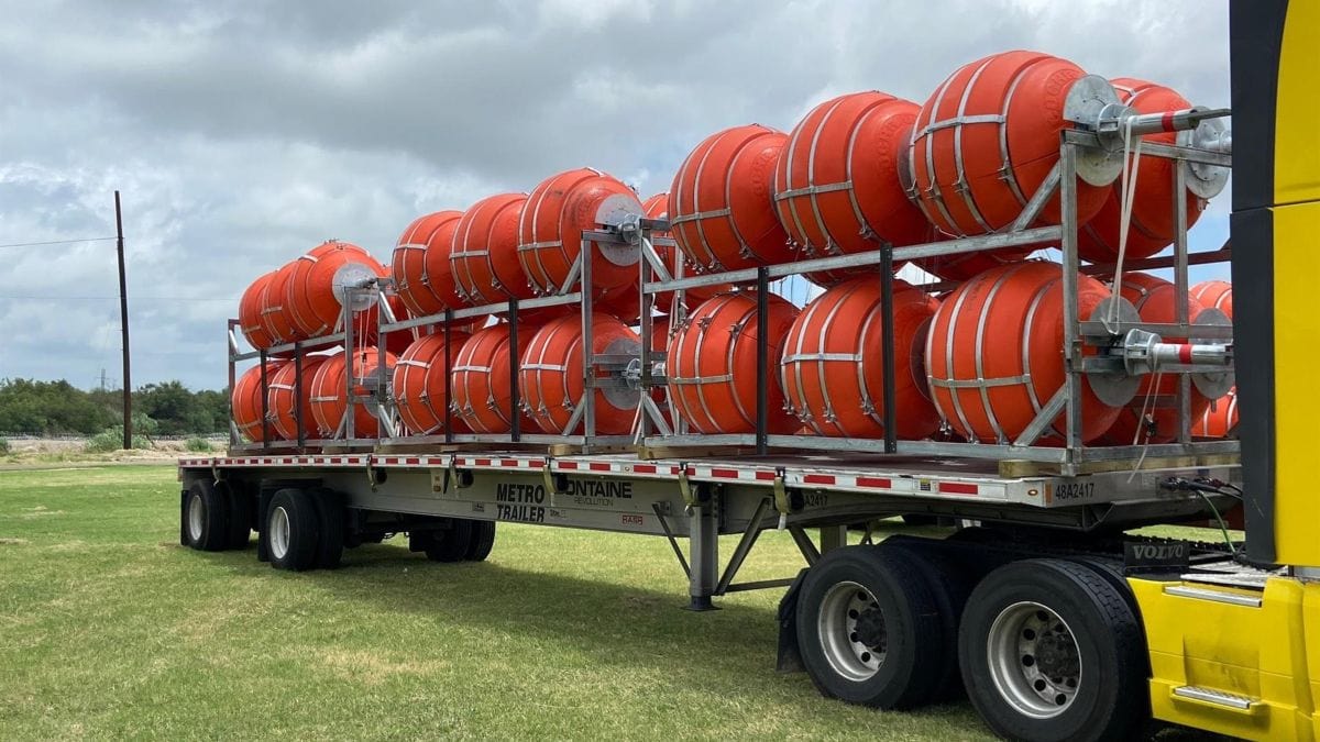 EEUU instala boyas gigantes para impedir la entrada de inmigrantes por el río Bravo