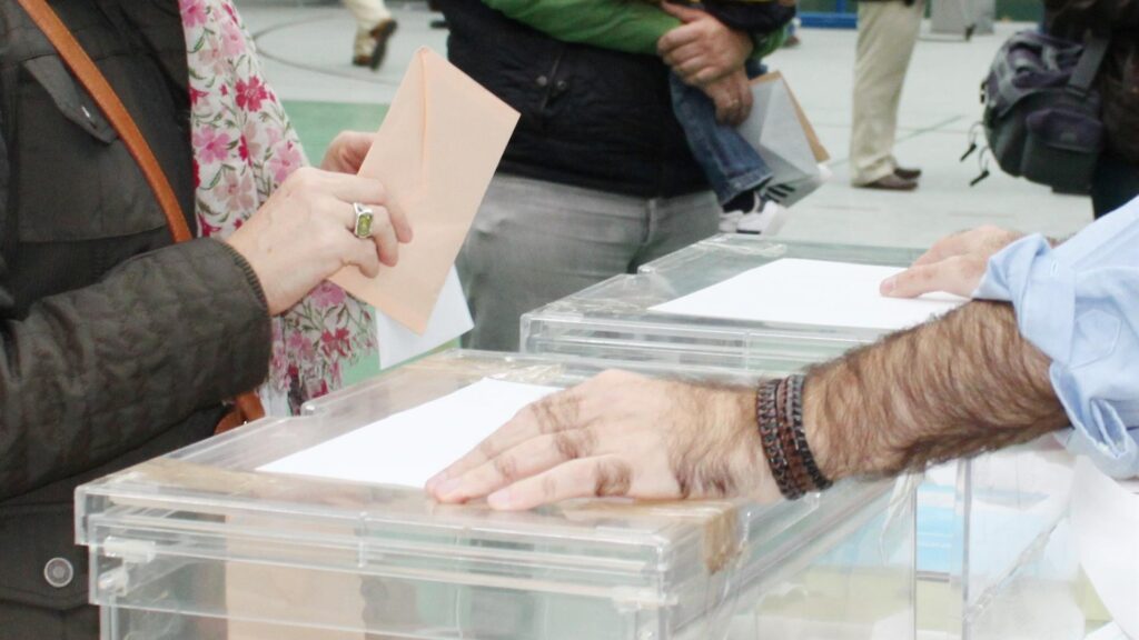 Una persona votando