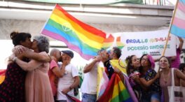 Teresa Rodríguez se besa con una candidata de Adelante Andalucía ante una sede de Vox