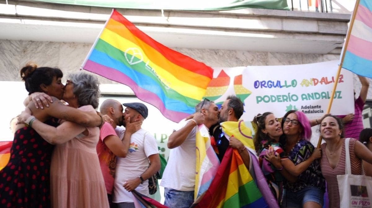 Teresa Rodríguez se besa con una candidata de Adelante Andalucía ante una sede de Vox