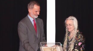 El Rey entrega a la escritora Sharon Olds el I Premio Joan Margarit de Poesía en Nueva York