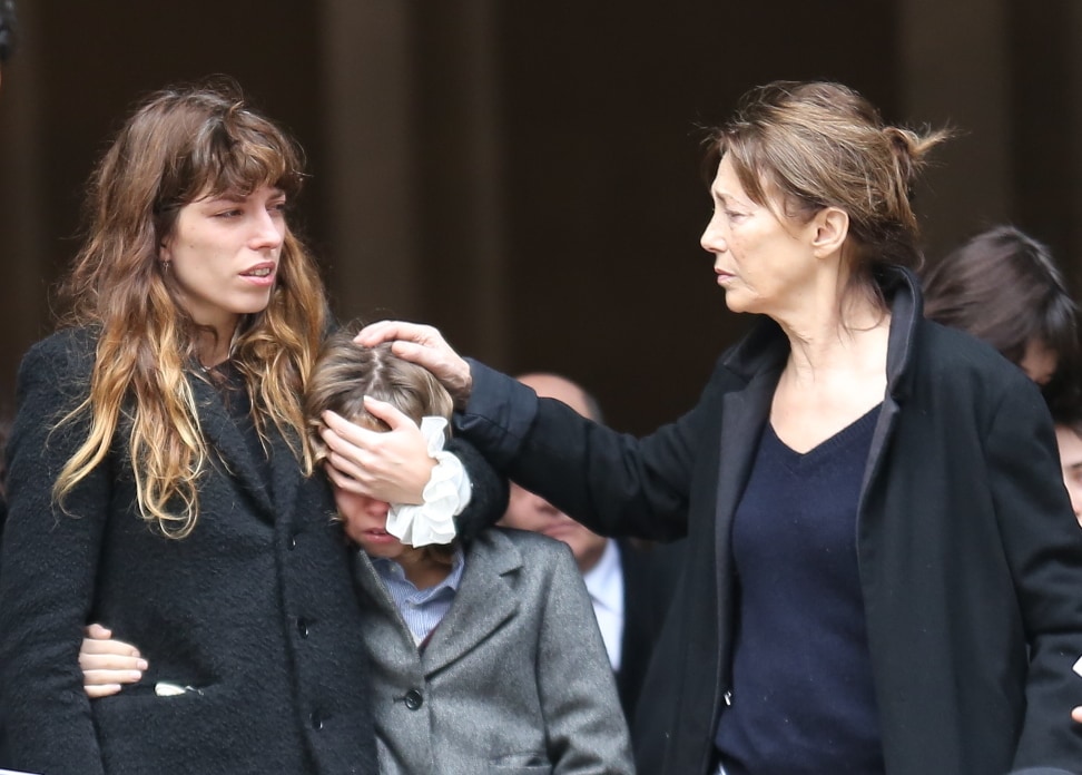 Jane Birkin y su hija Lou en el funeral de Kate Barry