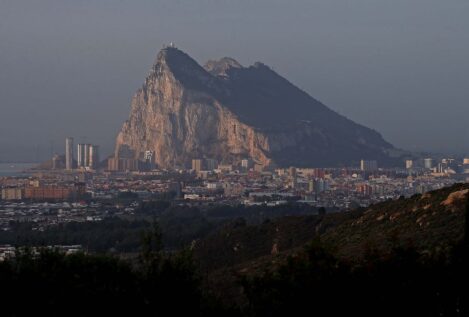 Feijóo se compromete a negociar con el Reino Unido la «recuperación» de Gibraltar