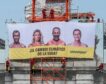 Greenpeace cuelga una lona en la Puerta de Alcalá con los candidatos al 23-J: «¿El cambio climático os la suda?»