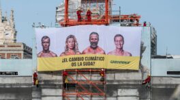 Greenpeace cuelga una lona en la Puerta de Alcalá con los candidatos al 23-J: «¿El cambio climático os la suda?»