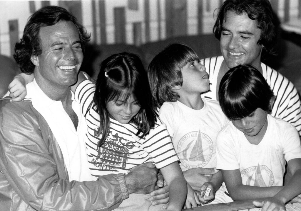 Julio Iglesias, con sus hijos