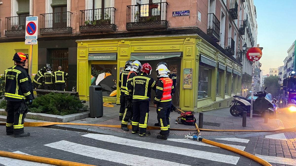 Un incendio en la cocina de un restaurante de Madrid deja siete afectados por el humo