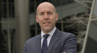 Javier Carpintero (Theramex): «La mejor medicina para la mujer es la igualdad»