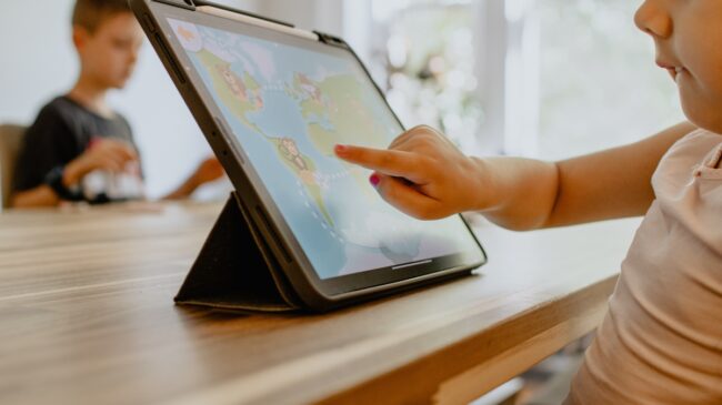 El 75% de los niños menores de dos años sobrepasan el límite de exposición a pantallas