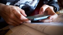 Crece el debate sobre prohibir los móviles en el aula: «Hay daños en toda una generación»
