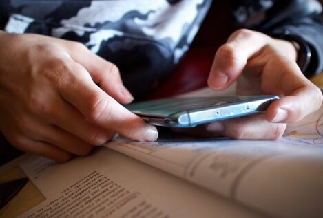 Crece el debate sobre prohibir los móviles en el aula: «Hay daños en toda una generación»