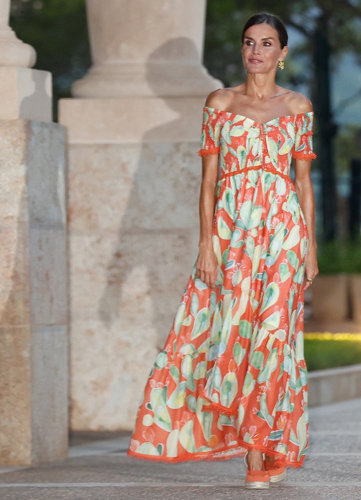 La Reina durante la recepción en Mallorca del pasado verano con vestido de Charo Ruiz. (Fuente: Gtres)