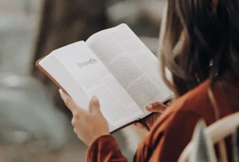 Demasiado TikTok es malo para el cerebro: los beneficios de cambiarlo por un libro