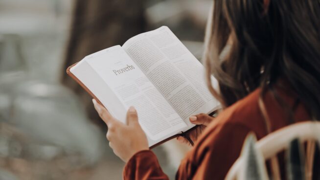 Demasiado TikTok es malo para el cerebro: los beneficios de cambiarlo por un libro