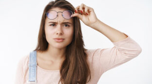 Cómo limpiar las gafas: los cinco pasos para lavarlas bien y ayudar a tu vista