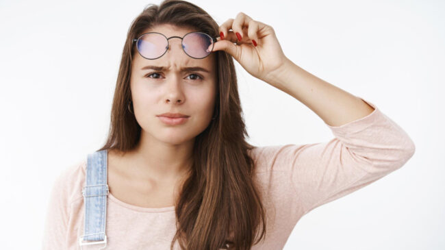 Cómo limpiar las gafas: los cinco pasos para lavarlas bien y ayudar a tu vista