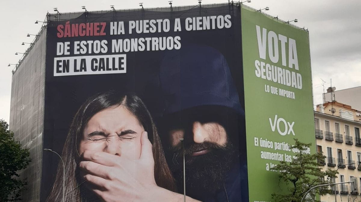Vox cuelga una lona contra el ‘sí es sí’: «Sánchez ha puesto a cientos de monstruos en la calle»