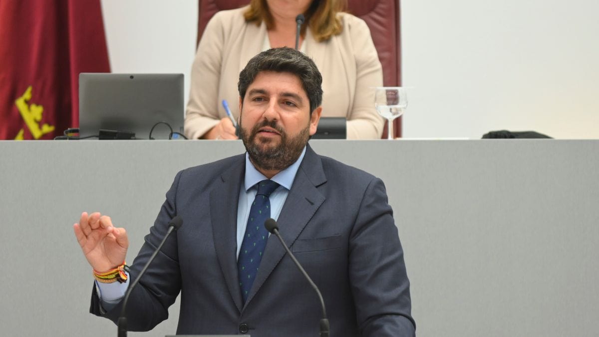 López Miras cede y ofrece a Vox entrar en el Gobierno de Murcia con dos consejerías