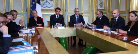 Macron se reúne de urgencia con Borne y siete ministros ante la ola de disturbios