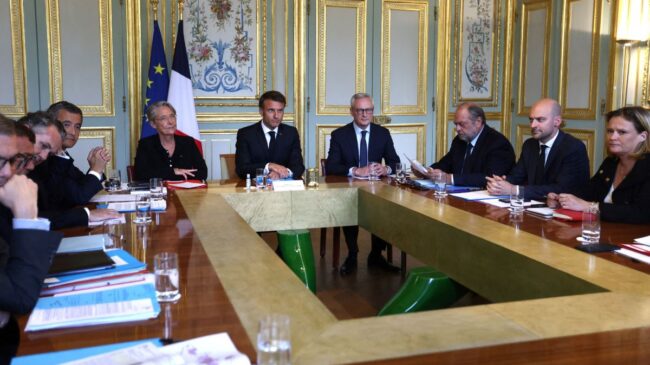 Macron se reúne de urgencia con Borne y siete ministros ante la ola de disturbios