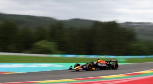 Max Verstappen arrasa en el GP de Bélgica y Alonso acaba quinto en el ecuador del Mundial