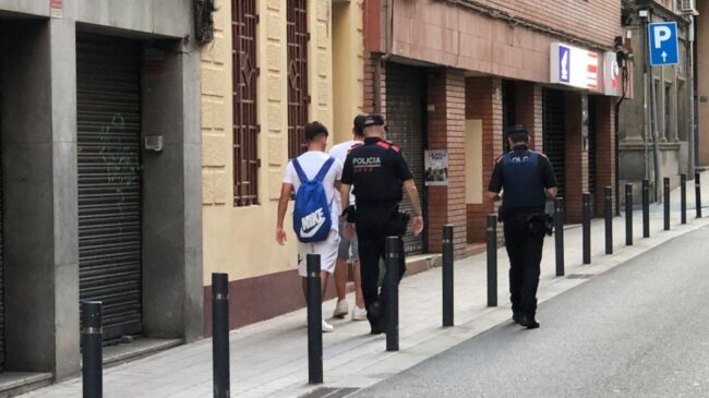 Los Mossos identifican a dos jóvenes por gritar «fachas» ante la sede de Vox en Barcelona