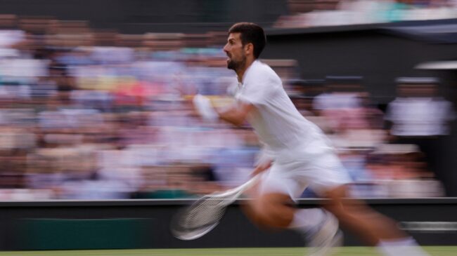 Multan a Djokovic con 7.000 euros por estrellar su raqueta contra un poste en Wimbledon