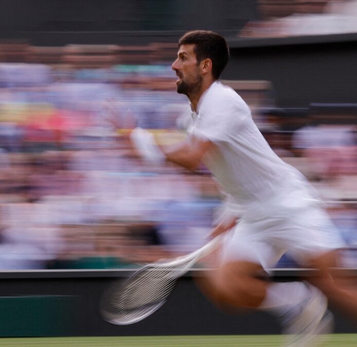 Multan a Djokovic con 7.000 euros por estrellar su raqueta contra un poste en Wimbledon
