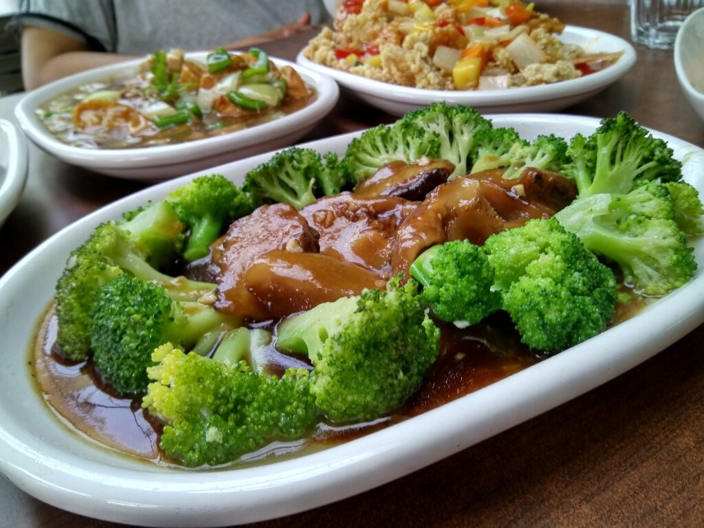Plato de champiñones en salsa con brócoli