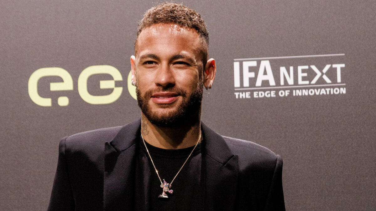 Desvelan que Neymar podría haber sido infiel a su novia al acostarse con otro hombre