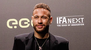 Neymar presenta en sociedad a su hija Helena, fruto de una infidelidad a la que era su pareja