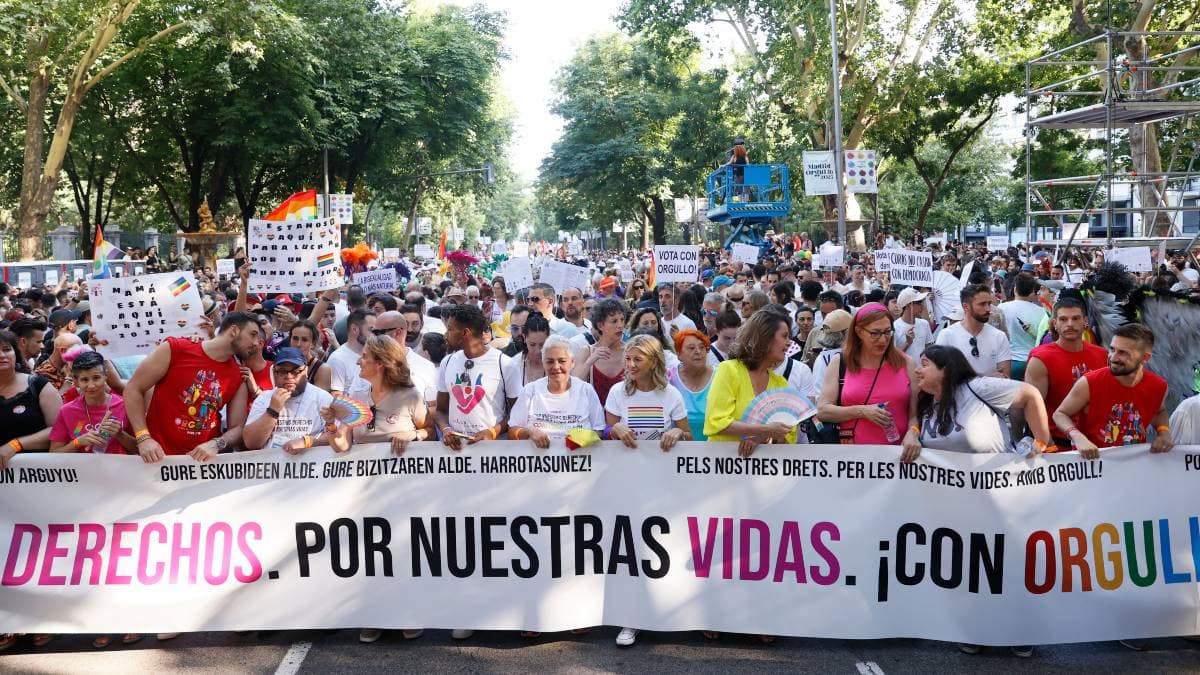 Cientos de miles de personas salen en defensa de los derechos LGTBI en el Orgullo de Madrid