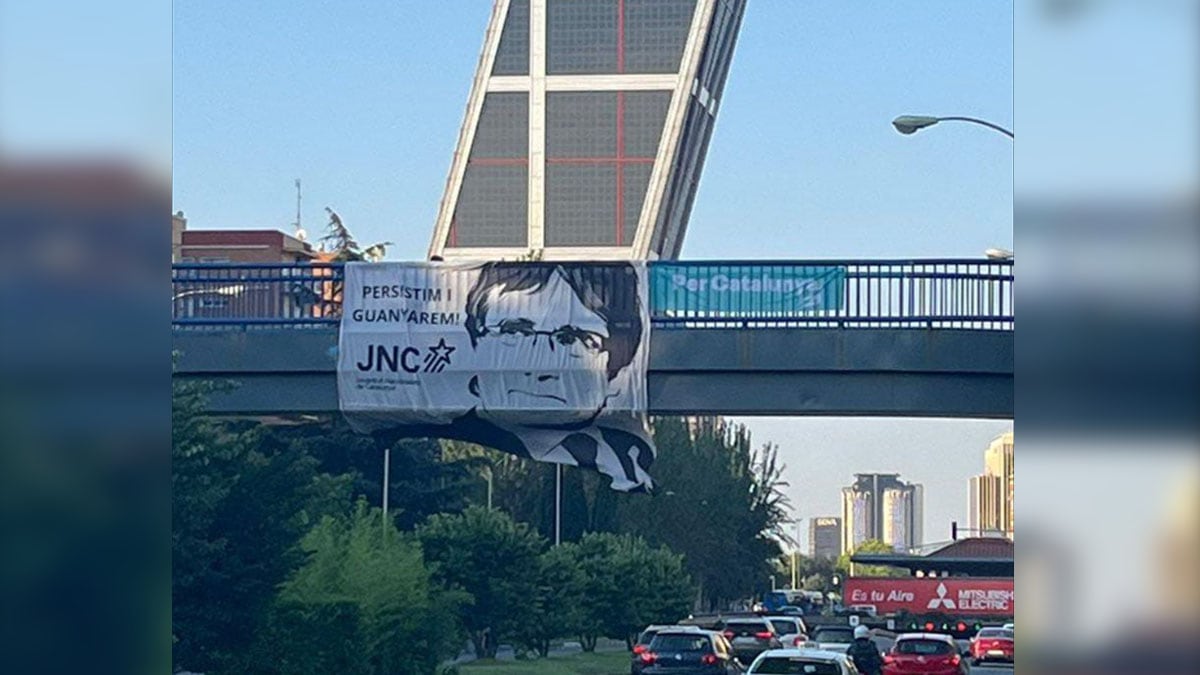 Las juventudes de Junts despliegan en Madrid una pancarta de apoyo a Puigdemont