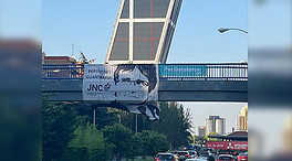 Las juventudes de Junts despliegan en Madrid una pancarta de apoyo a Puigdemont