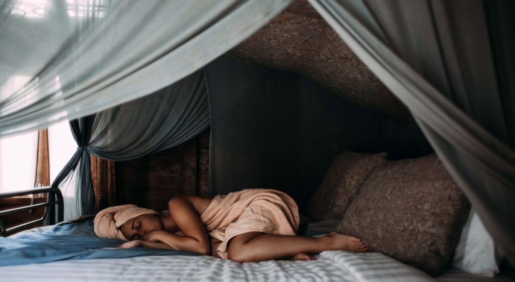 Una mujer durmiendo en la cama