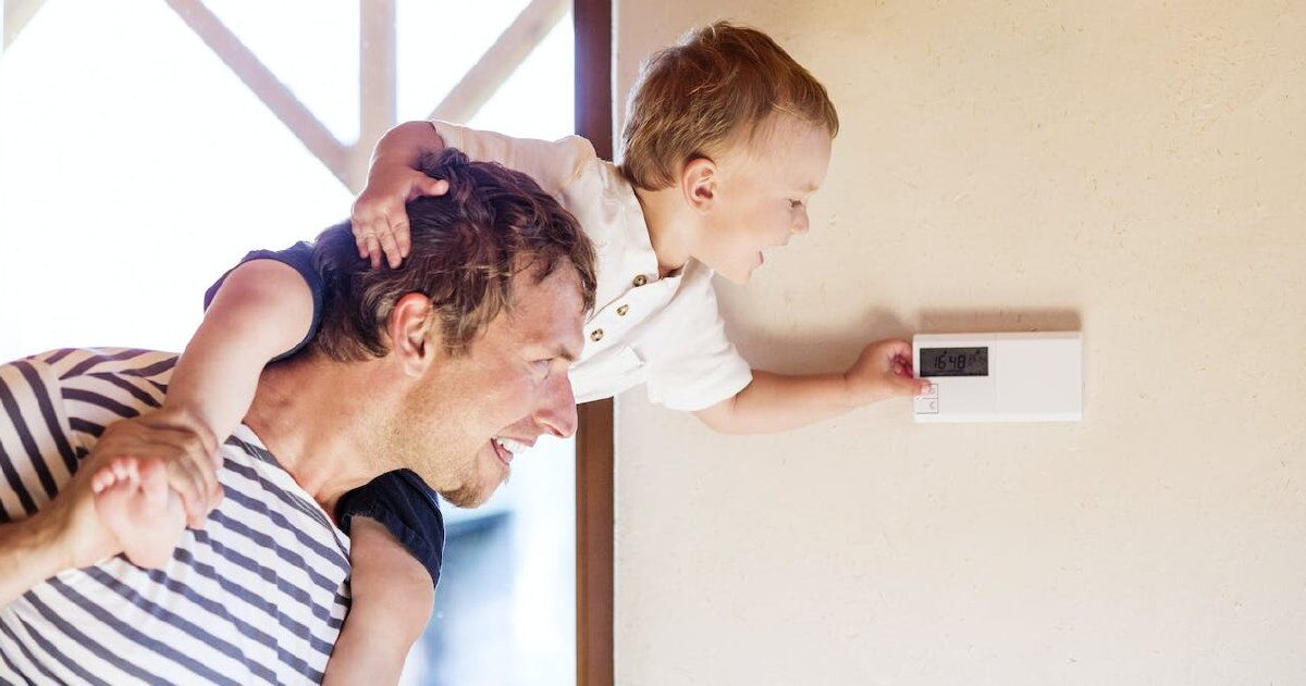 ¿Apagar el aire acondicionado cuando no se está en casa ahorra energía?