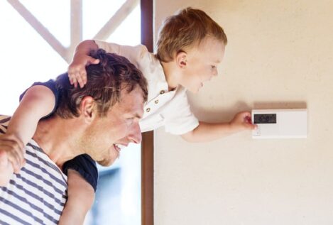 ¿Apagar el aire acondicionado cuando no se está en casa ahorra energía?
