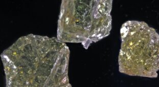 Trinitita: la extraña gema creada por la primera explosión nuclear de la historia