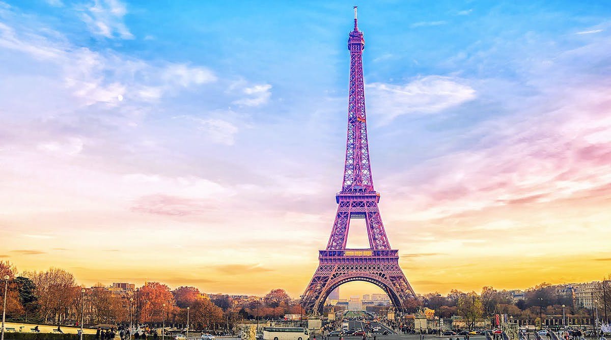 La Torre Eiffel aumenta su tamaño cada verano