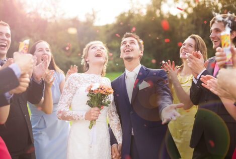 Los códigos no escritos de las bodas: cuánto regalar y cómo declinar una invitación