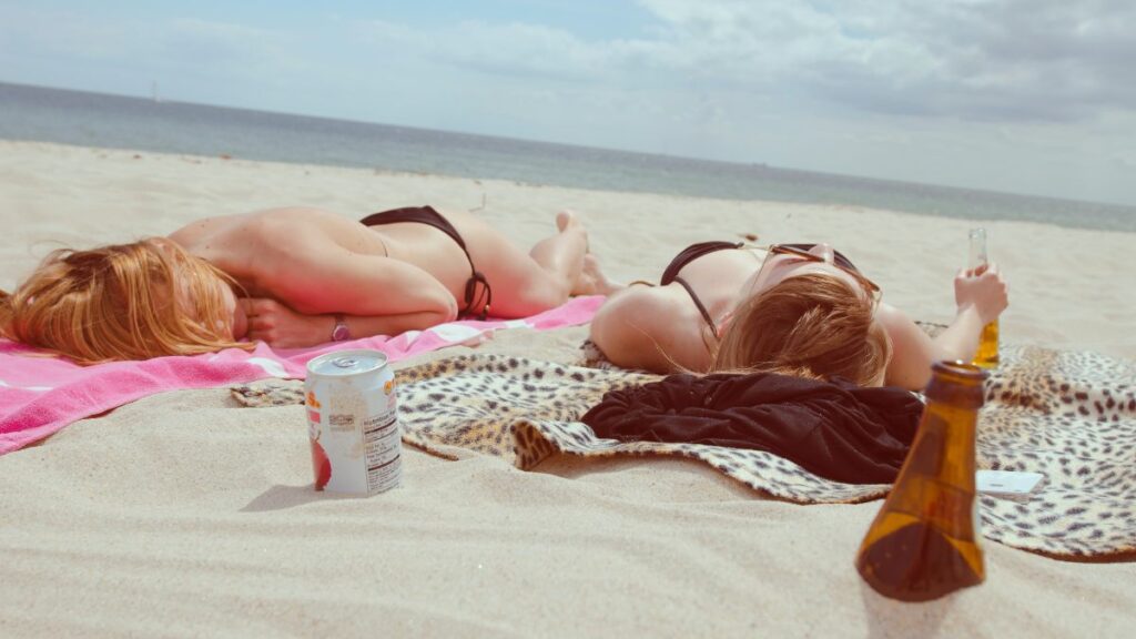 Dos mujeres tomando el sol en la playa.