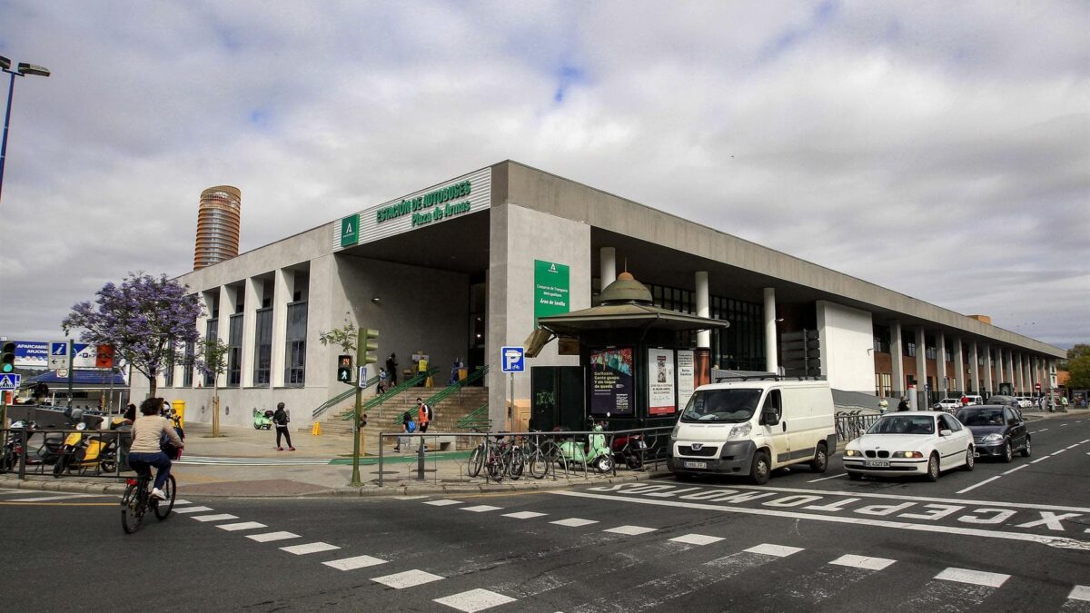 Hallan muerto a un varón en una estación de autobuses de Sevilla