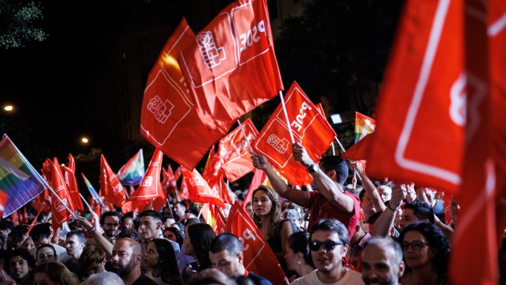 Simpatizantes del PSOE celebran los resultados electorales en Ferraz. 