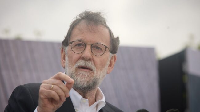Rajoy recalca que fue la sociedad quien acabó con ETA, no el Gobierno como dijo Zapatero